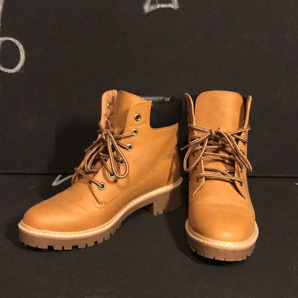 Utility winter boots